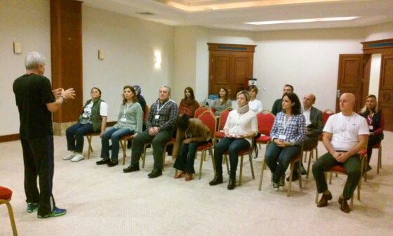 Mehmet Ali Akgün kapalı salonda grup nefes eğitimi anlatımı