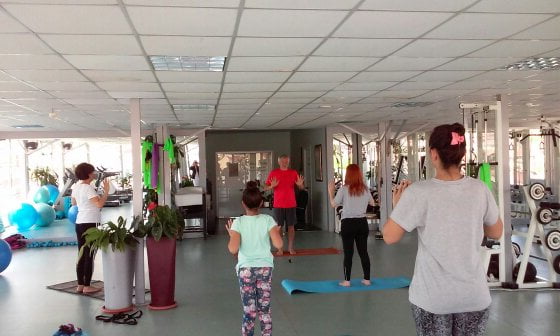Kapalı salonda yoga ve nefes uygulaması