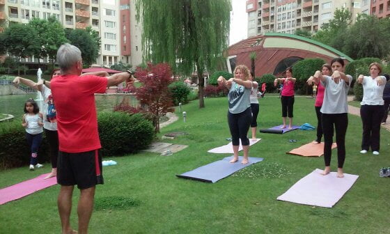 Açık alanda grup yoga ve nefes çalışması