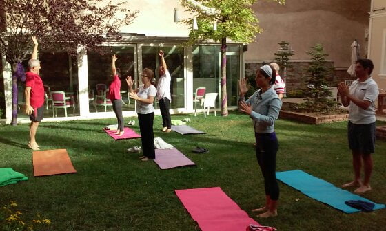 Bahçede yoga matlarıyla grup pranayama çalışması