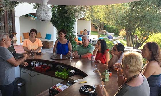 Açık alanda masa etrafında grup sohbeti ve eğitim buluşması