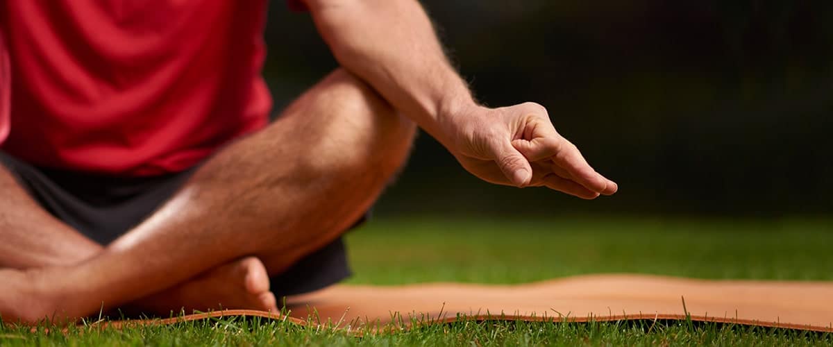 Açık havada yoga matı üzerinde mudra çalışması